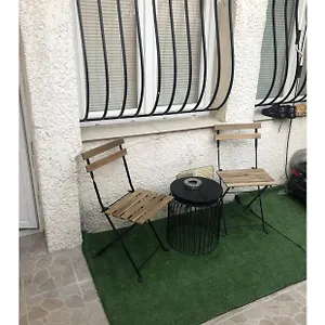 Studette Avec Exterieur Climatisee , Marseille France